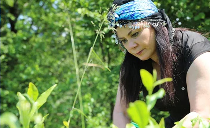 Hülya Polat konserler iptal olunca çay bahçesine geldi