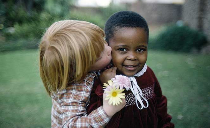 Çocukların yanında "ötekileştirici" dil kullanmayın