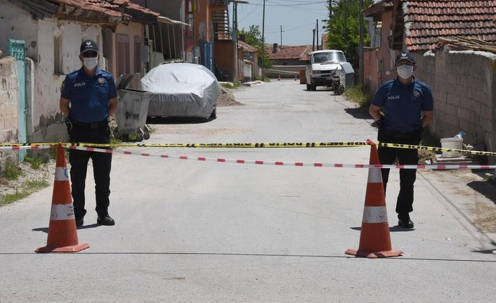 Test sonucunu beklemeden parti düzenledi, sokak karantinaya alındı!