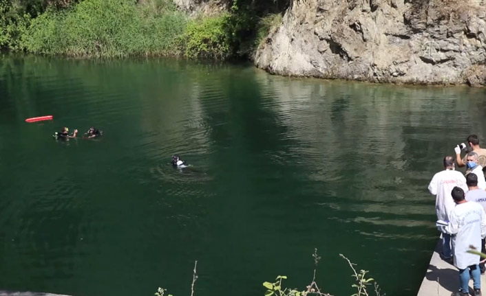 Yüzmek isteyen 4 gençten biri boğuldu