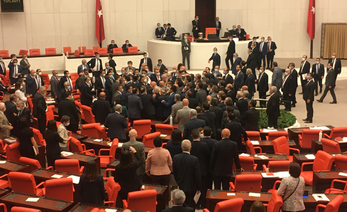TBMM'de gerginlik! Yumruk yumruğa
