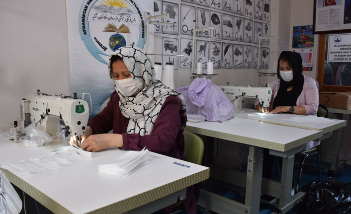 Vefa borcunu ödemek isteyen göçmenler maske dikerek destek oluyor