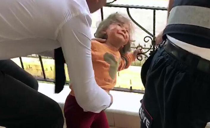Başı balkon korkuluğuna sıkışan minik Zeynep kurtarıldı