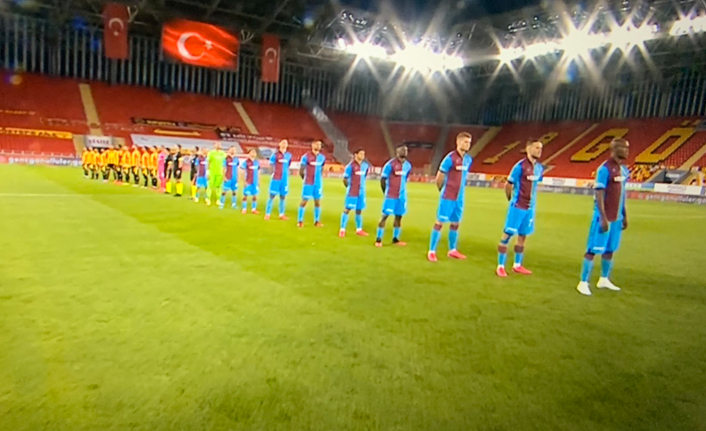 Trabzonspor maçında sosyal mesafeli seremoni