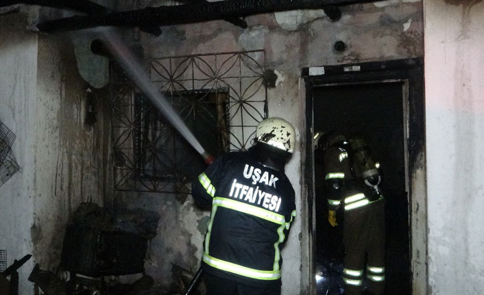 Tek katlı ev yanıp küle döndü