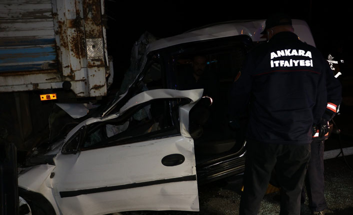 Kamyona ok gibi saplandı: 2 ölü 1 yaralı