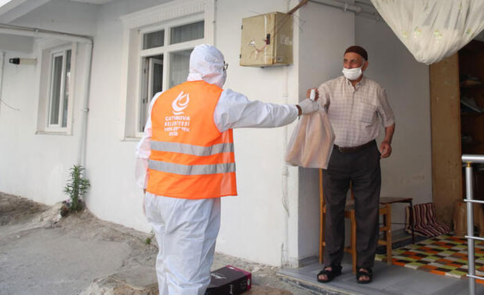 Karantinaya alınan sokakta ekmek ve maske dağıtıldı