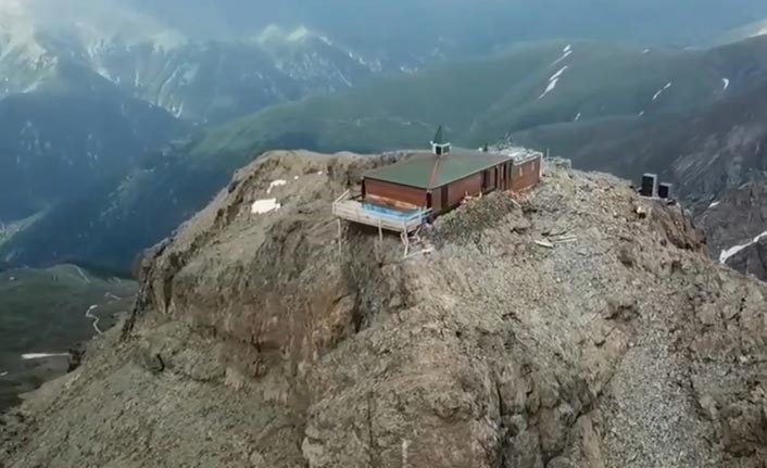 'Uçurumdaki mescit' ziyaretçilerini hayran bırakıyor