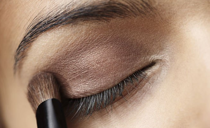 Uzman isimden makyaj uyarısı: Göz sağlığı tehlikeye girebilir