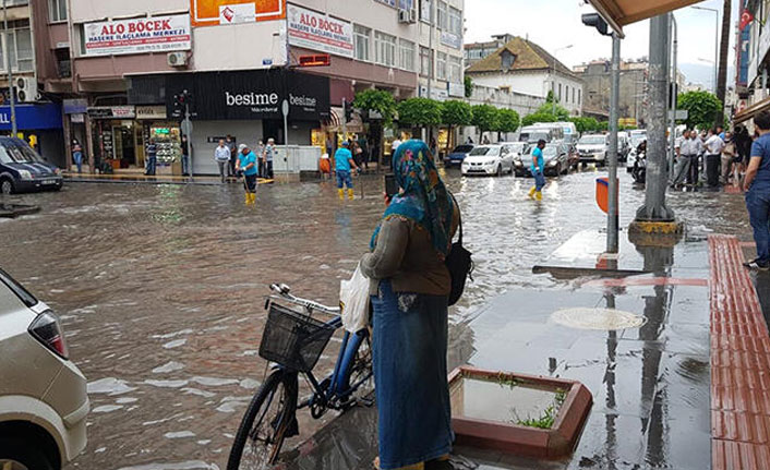 İskenderun'da sağanak; cadde ve iş yerlerini su bastı
