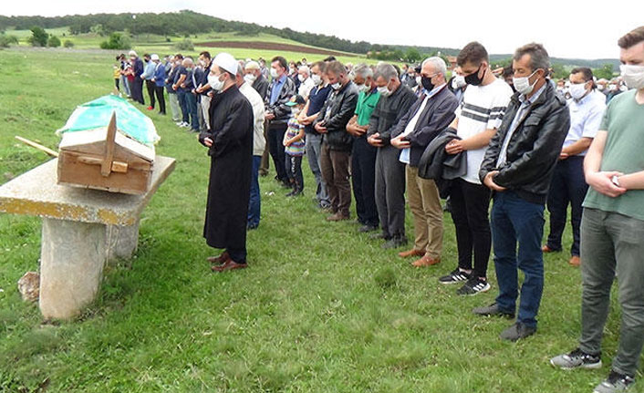 Yıldırım isabet eden genç kız toprağa verildi