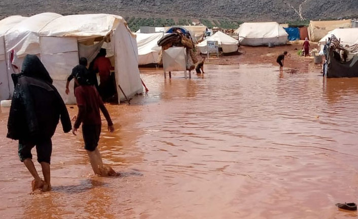 Mülteci kampını sel ve fırtına vurdu: 3 çocuk öldü
