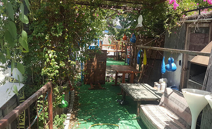 İş yeri sahibi kendini çardağa astı