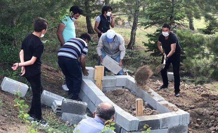 Üvey babası tarafından öldürülmüştü! Toprağa verildi