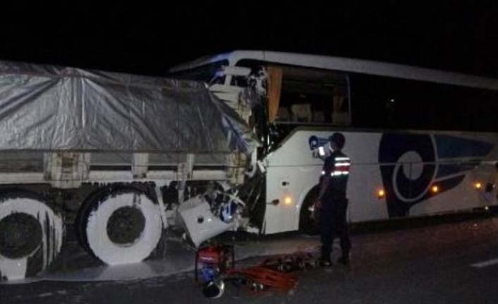 Yolcu otobüsü ile kamyon çarpıştı! Ölüler ve yaralılar var