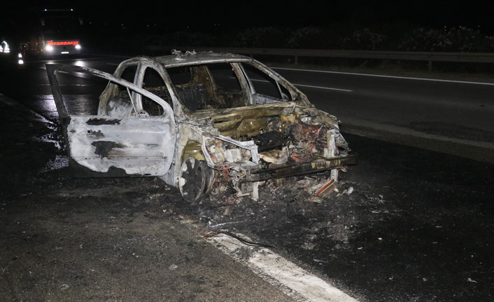 Otoyolda yanan araç kül oldu
