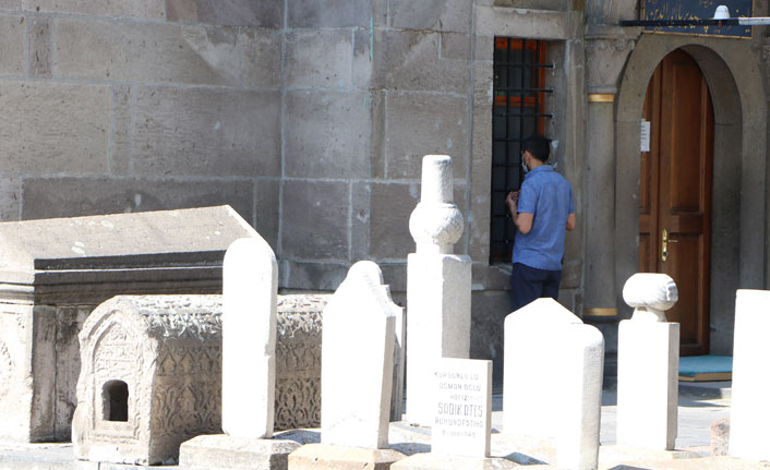 Türbelerde 'YKS' yoğunluğu