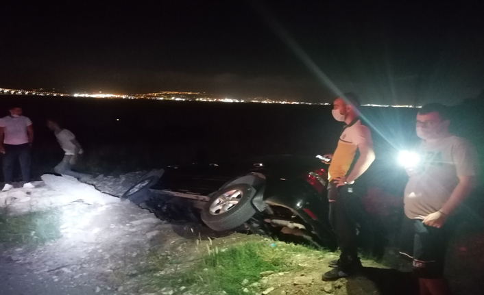 Otomobil su kanalına uçtu: 2 yaralı