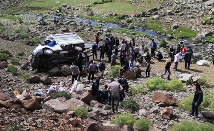 Kamyonet şarampole uçtu: 17 yaralı!