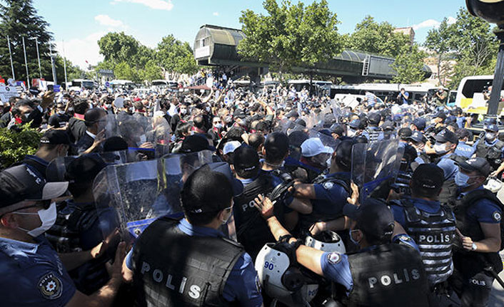 Baroların izinsiz yürüyüşüne polis müdahelesi