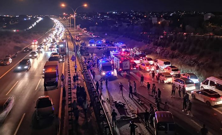 TEM Otoyolu'nda Yolcu otobüsü devrildi! Çok sayıda yaralı var