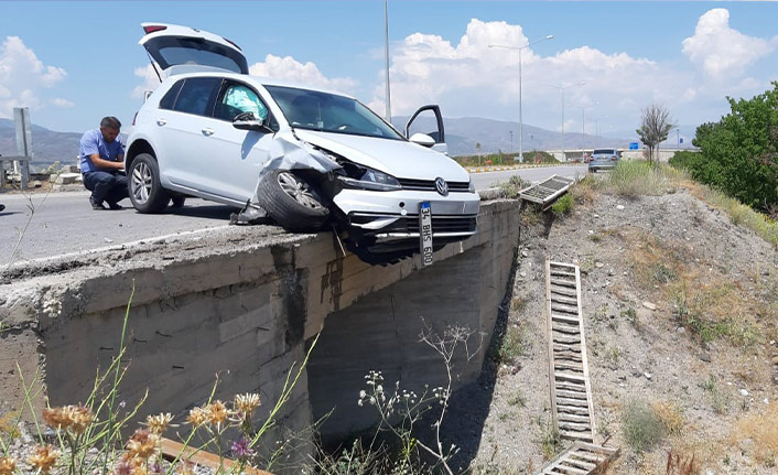 Kaza yapan otomobil köprüde asılı kaldı
