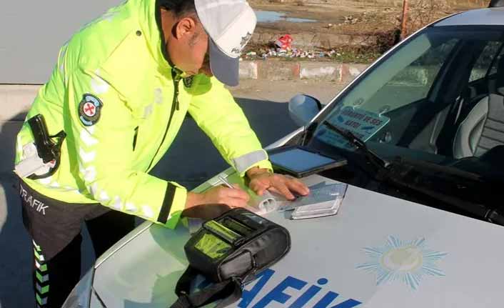 Araç kullanırken telefonla konuşan polis cezayı yedi