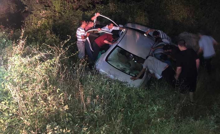 Tıra çarpan otomobil yoldan çıktı