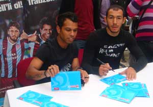 Umut ve Alanzinho imza dağıttı