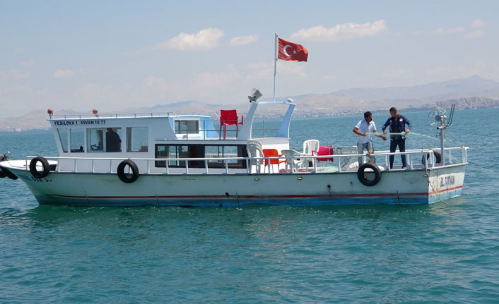 Van Gölü’ne ilk ağlar atıldı