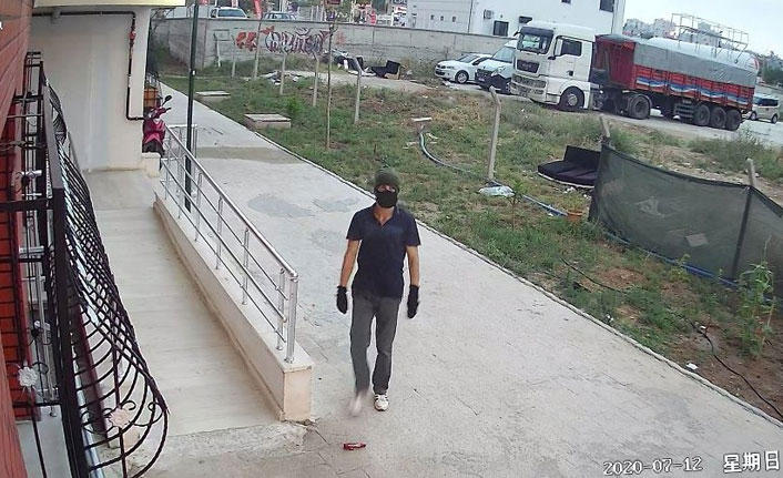Maskeli ve eldivenli hırsız 16 eve böyle girdi