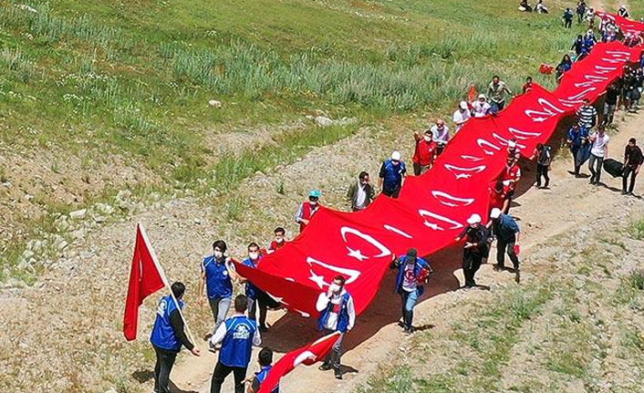 Palandöken'in zirvesinde 15 Temmuz şehitlerini andılar!