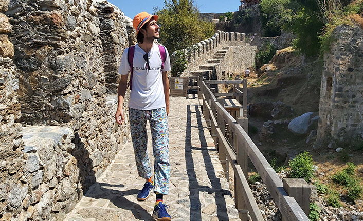 Pijamayla dünyayı dolaşıyor