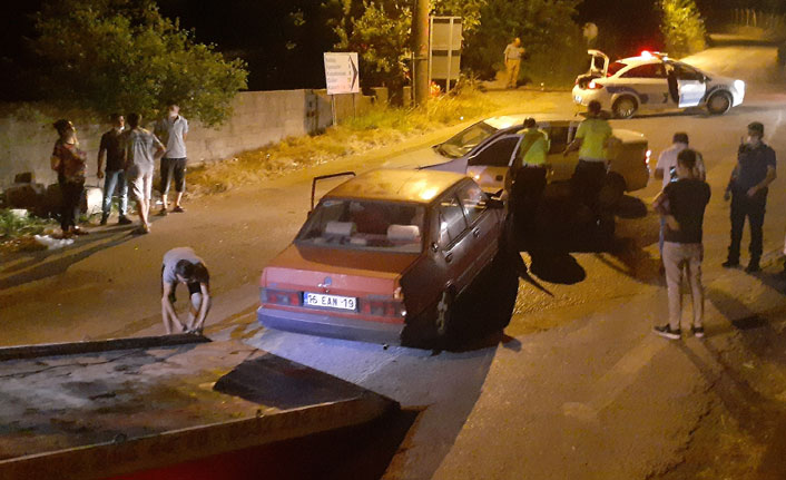 2 araç kafa kafaya çarpıştı!