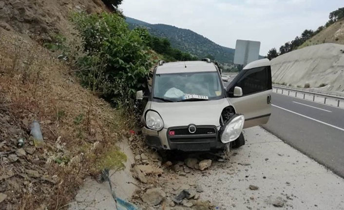 Kamyonet kontrolden çıktı: 2 yaralı