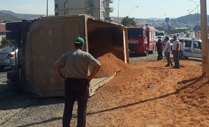 Kamyon yayaların üzerine devrildi: 1 ölü