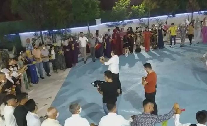 Düğünde 70 kişi kol kola halay çekti!