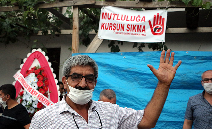 Oğlunu evlendiren babadan anlamlı pankart