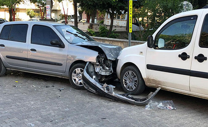 5 otomobilin hasar gördüğü kazada 3 kişi yaralandı