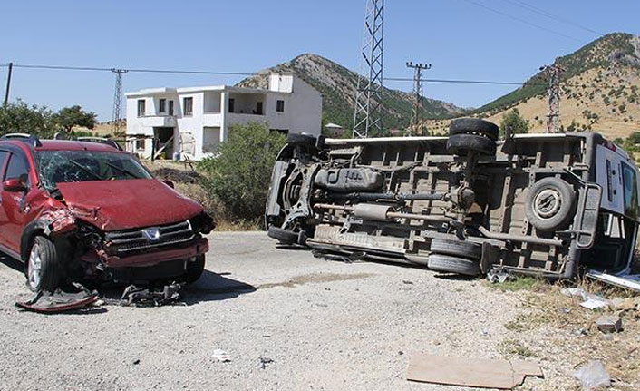 Otomobil yolcu minibüsüne çarptı! 3'ü ağır 13 yaralı