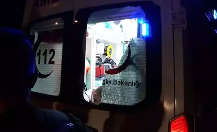 Kavgada yaralandı, yumrukla gelen ambulansın camını kırdı