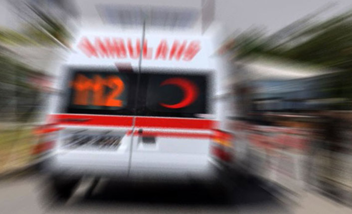 Otomobil polislere çarptı yaralılar var