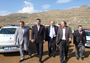 Bakan Özak sahaları gezdi!