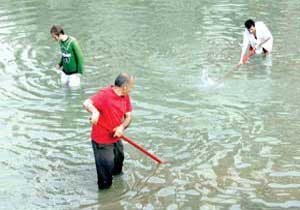 Anne çocuklarını dereye attı
