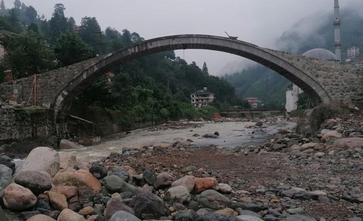 Rize’deki tarihi köprüde restorasyon bitiyor