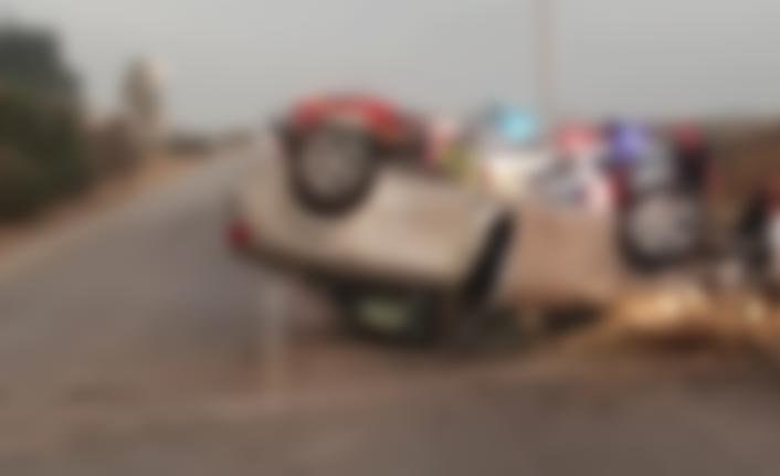 Otomobil devrildi, çocuk öldü baba yaralı