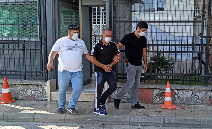 Yüksek sesle konuşmamasını söyleyen şahsı bıçakladı