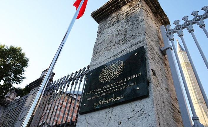 Ayasofya Camisi'ne 'Ayasofya-i Kebir Cami-i Şerifi' tabelası asıldı