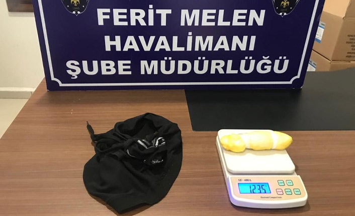 Kasığına uyuşturucu saklayıp uçağa girmeye çalıştı