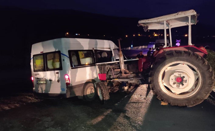 Traktörle minibüs çarpıştı